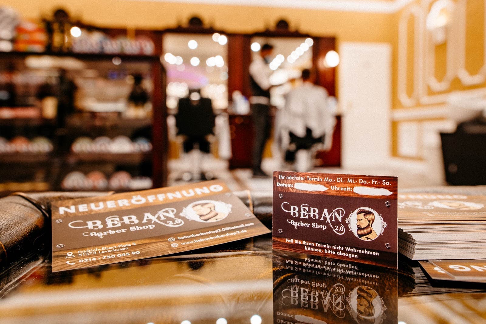 Visitenkarten auf Glasoberfläche im Salon