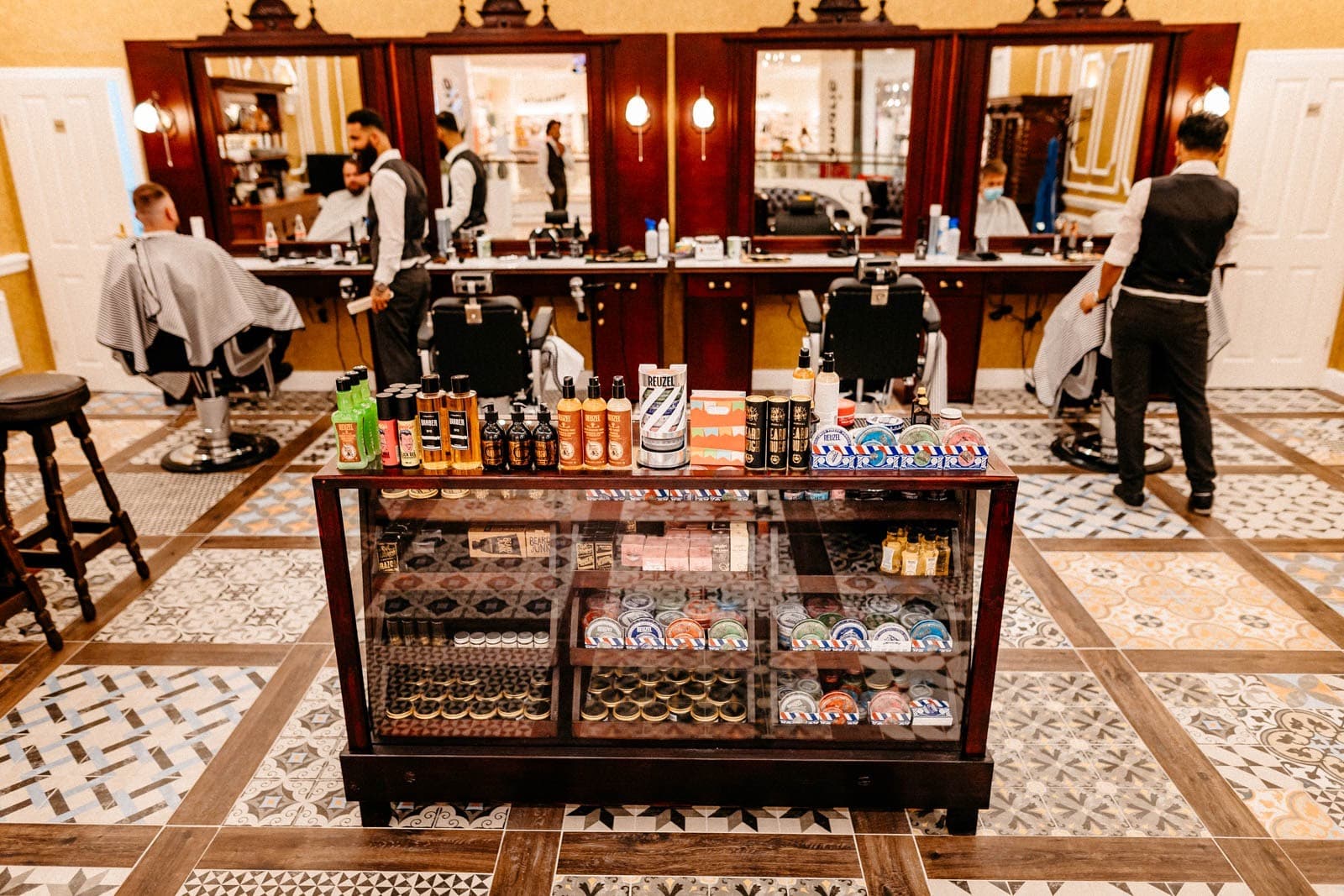 Salon-Bereich mit Spiegeln und Produkt-Vitrine
