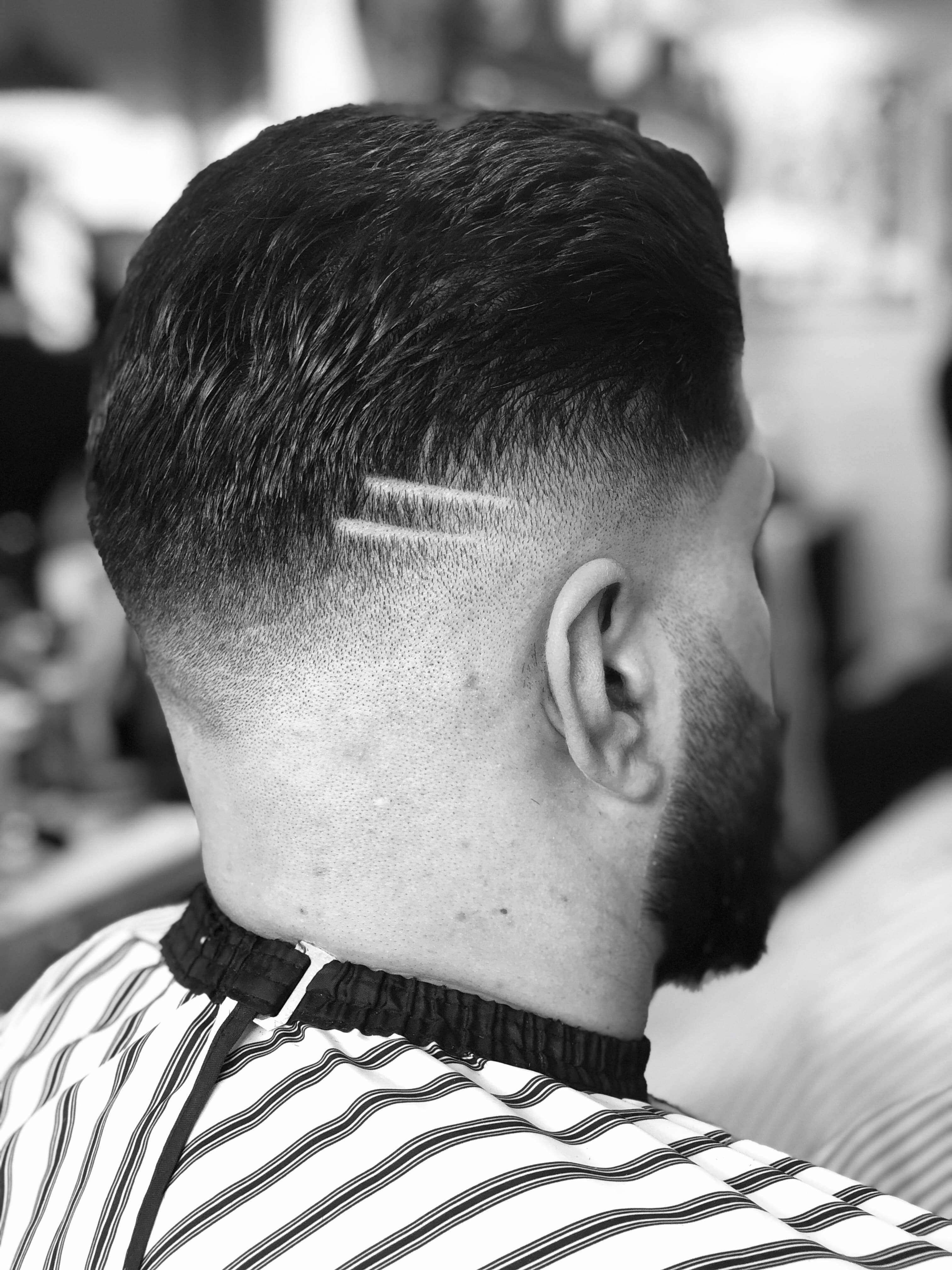 Skin Fade in der Rückansicht mit Rasur-Linie