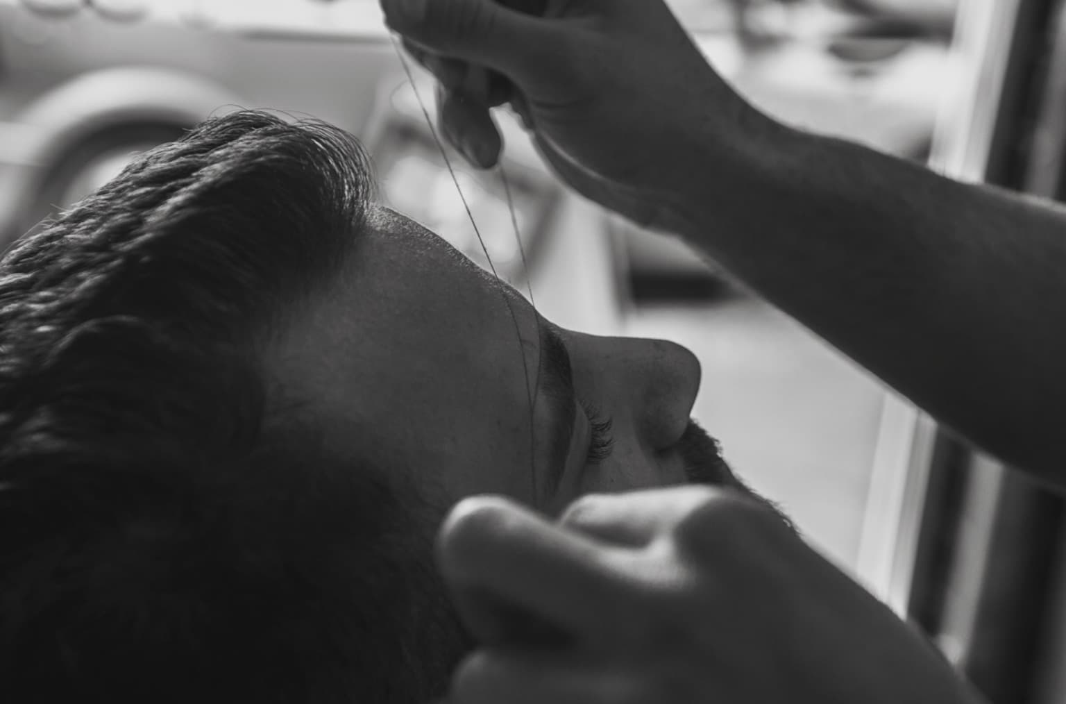 Augenbrauen-Threading mit Faden